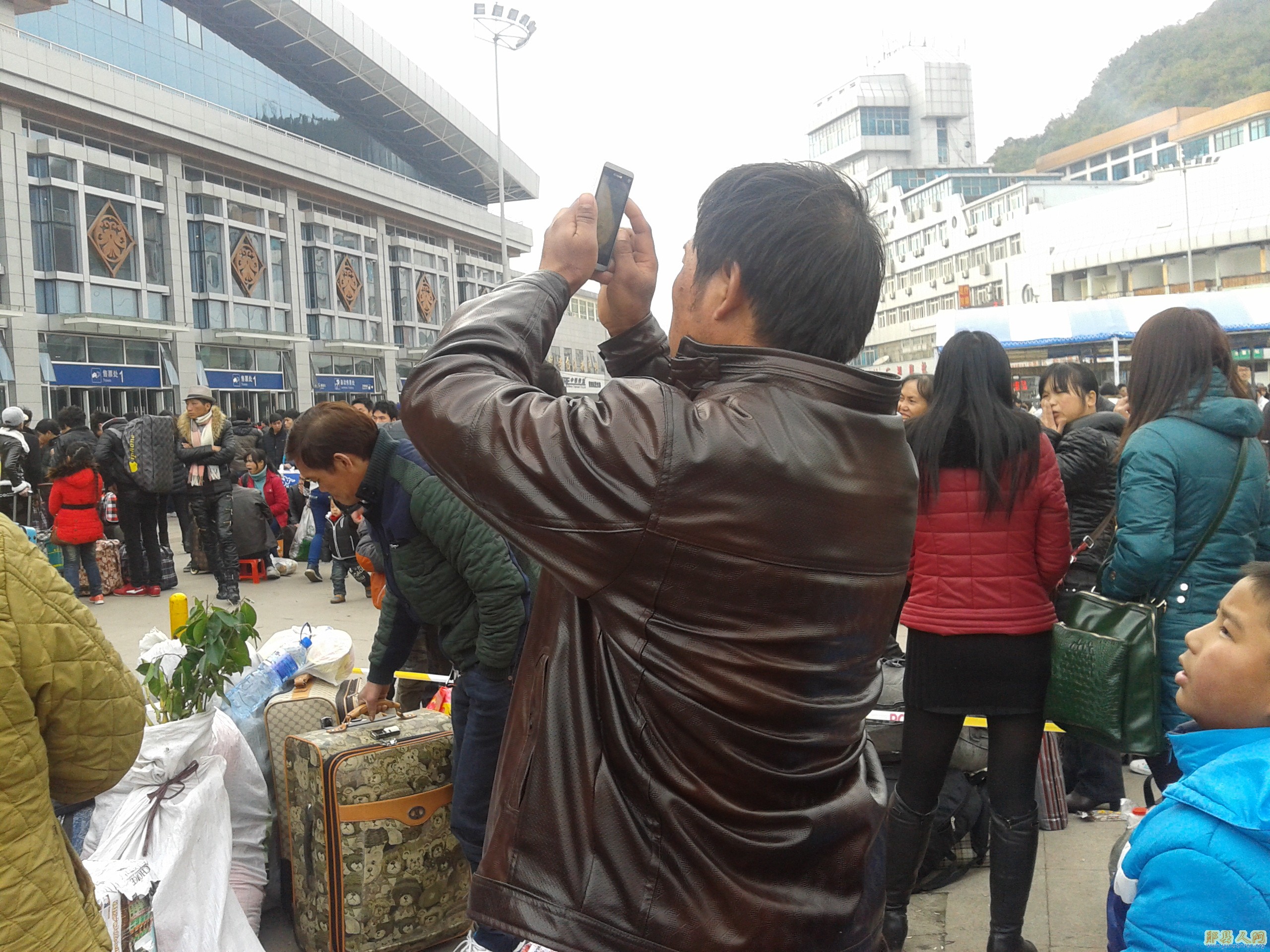 贵阳火车站，人多很杂乱。拍照不留恋，只盼快进站。